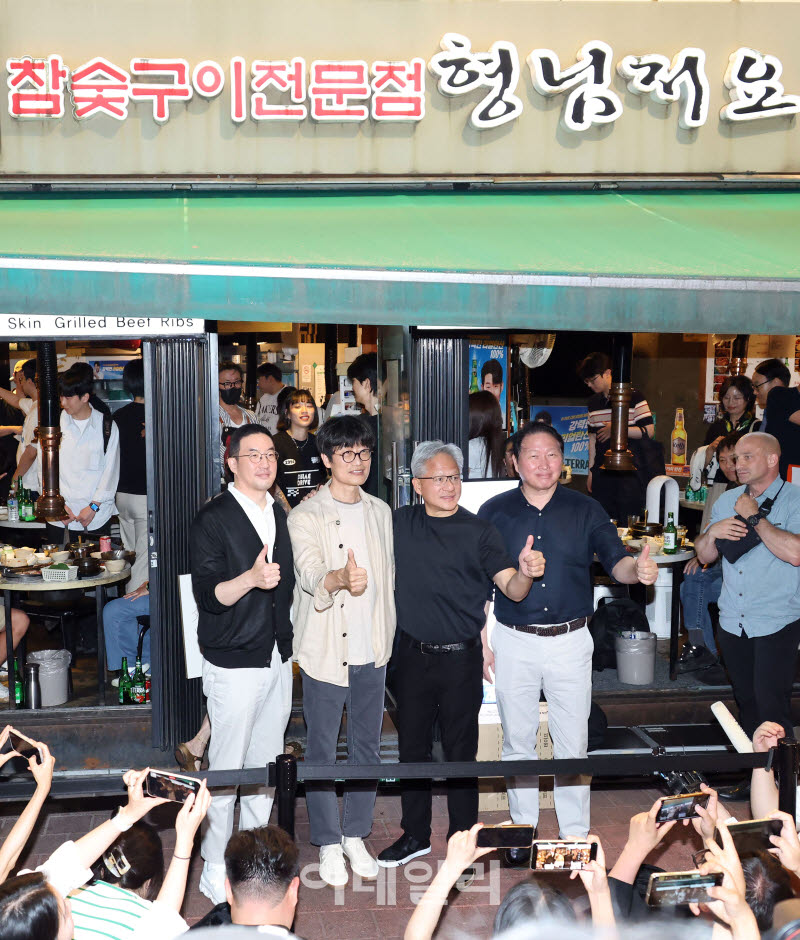 (왼쪽부터) 구광모 LG 회장, 이해진 네이버 의장, 젠슨 황 엔비디아 최고경영자, 최태원 SK 회장이 5일 오후 서울 마포구 홍대 인근 삼겹살 집에서 회동을 갖고 파이팅을 외치고 있다. (사진=이데일리 이영훈 기자)