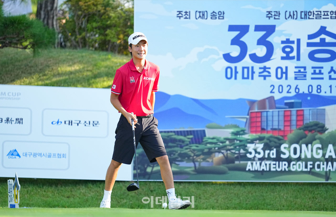 제33회 송암배 아마추어골프선수권 대회 최종라운드 국가대표 손제이가 1번홀에서 경기를 치르고 있다.