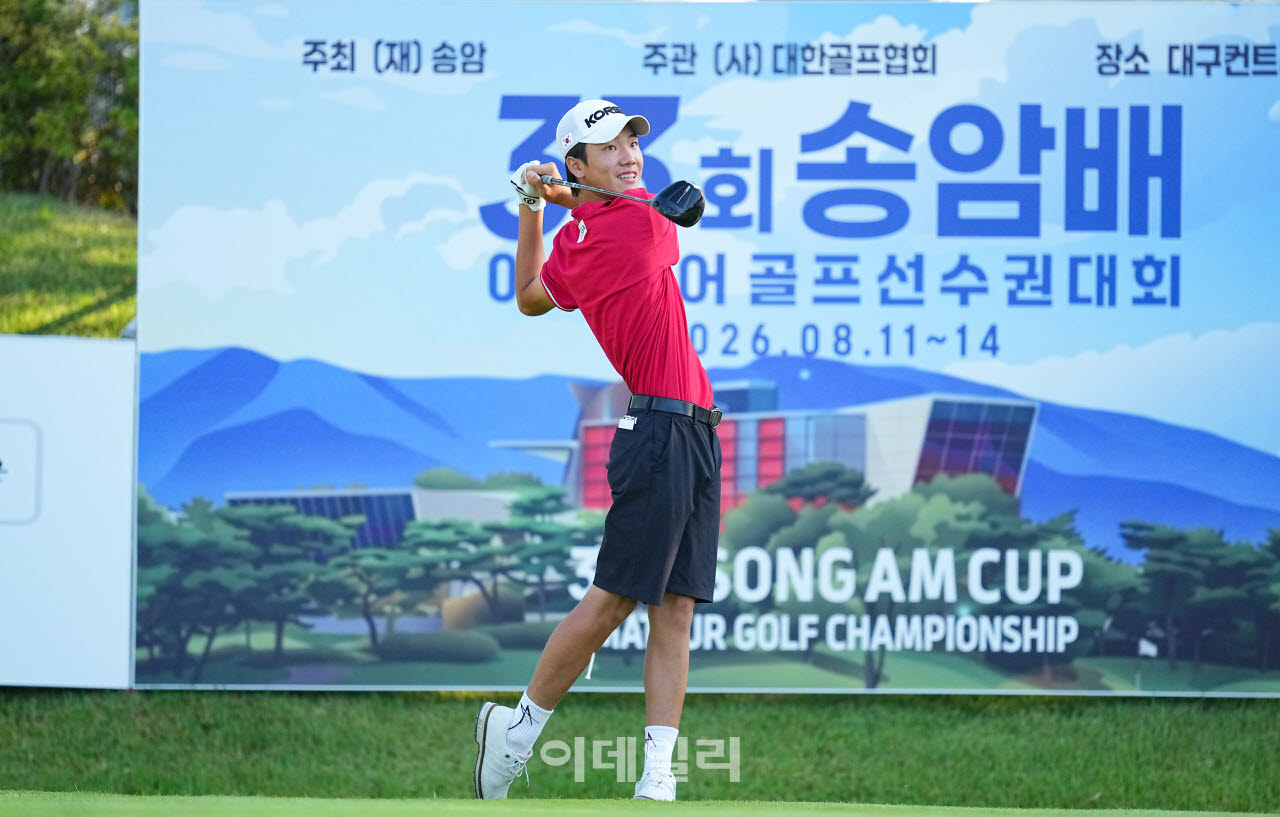 제33회 송암배 아마추어골프선수권 대회 최종라운드 국가대표 손제이가 1번홀에서 경기를 치르고 있다.