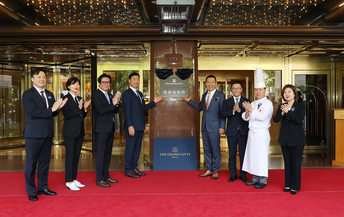 정호석(오른쪽에서 네 번째) 롯데호텔앤리조트 대표를 비롯한 롯데호텔앤리조트 주요 관계자가 14일 서울 중구 더그랜드롯데 서울 현판 제막식에서 기념촬영을 하고 있다. (사진=롯데호텔앤리조트)