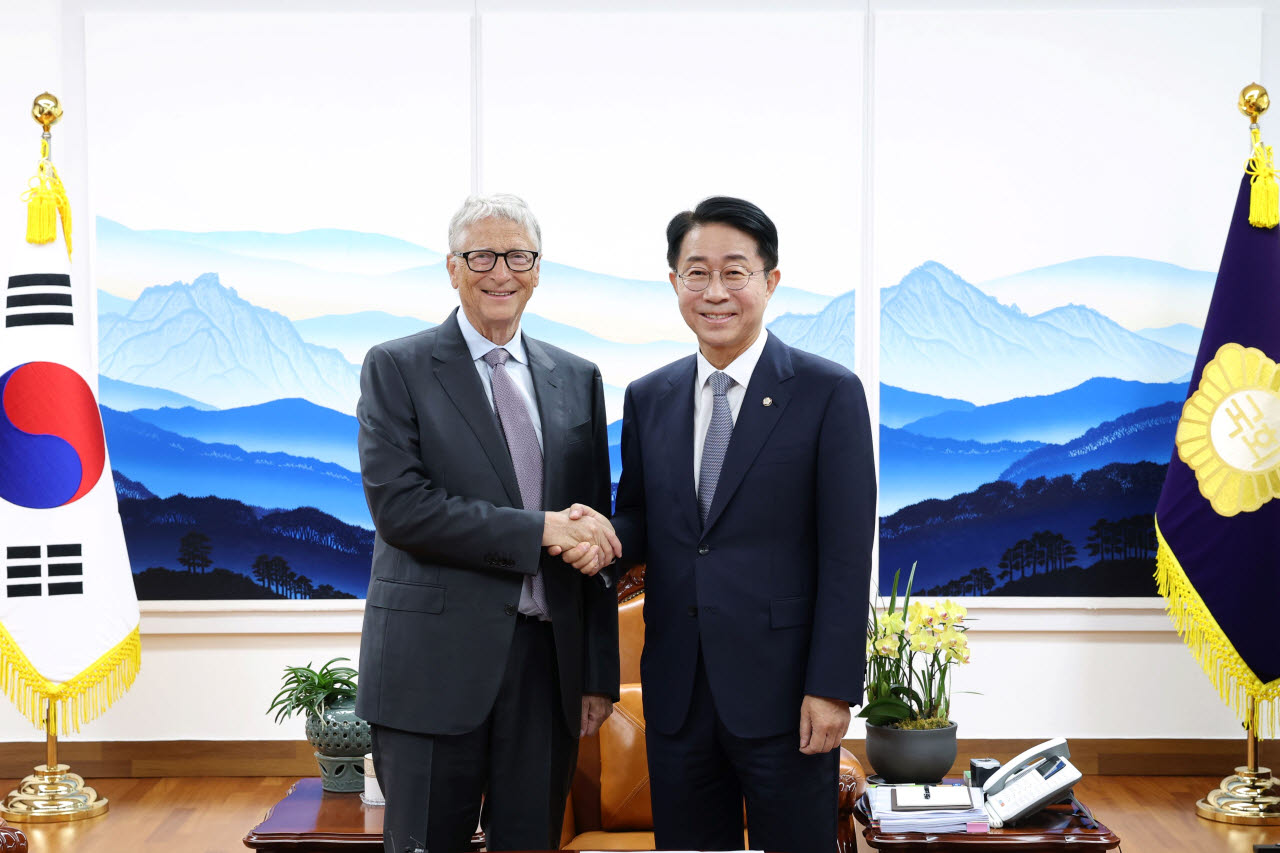 조정식 국회의장(오른쪽)이 14일 오전 서울 영등포구 여의도 국회의장 집무실에서 빌 게이츠 테라파워 창업자 겸 게이츠재단 이사장과 만나 기념촬영을 하고 있다.(사진=국회의장실)