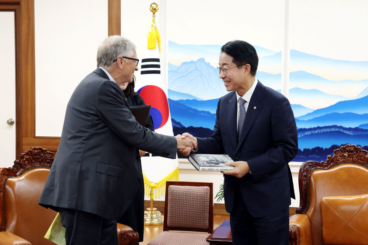 조정식 국회의장(오른쪽)이 14일 오전 서울 영등포구 여의도 국회의장 집무실에서 빌 게이츠 테라파워 창업자 겸 게이츠재단 이사장과 만나 악수하고 있다.(사진=국회의장실)