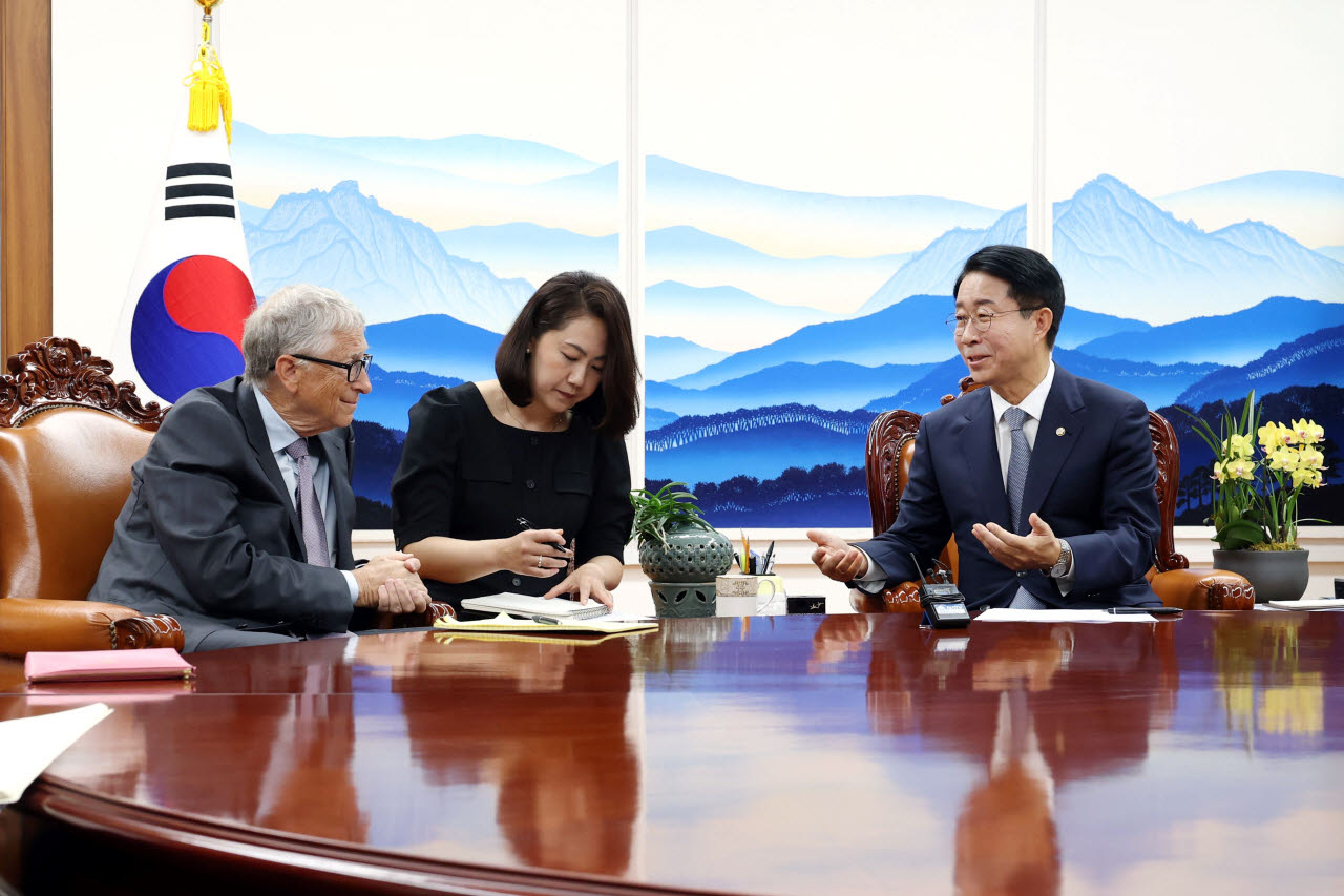 조정식 국회의장(오른쪽)이 14일 오전 서울 영등포구 여의도 국회의장 집무실에서 빌 게이츠 테라파워 창업자 겸 게이츠재단 이사장(왼쪽)과 만나 대화하고 있다.(사진=국회의장실)