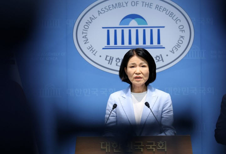이진숙 국민의힘 의원이 14일 국회 소통관에서 5·18 민주화운동 관련 긴급 기자회견을 하고 있다. (사진=연합뉴스)