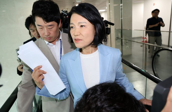 이진숙 국민의힘 의원이 14일 국회 소통관에서 5·18 민주화운동 관련 긴급 기자회견을 마친 뒤 취재진 질의를 받지 않고 이석하고 있다. (사진=연합뉴스)