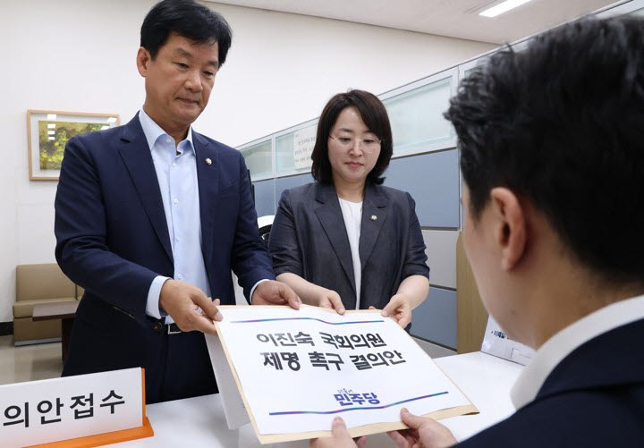 박균택(왼쪽) 더불어민주당 의원과 이주희 원내대변인이 14일 국회 의안과에 '이진숙 국회의원 제명 촉구 결의안'을 제출하고 있다. (사진=연합뉴스)