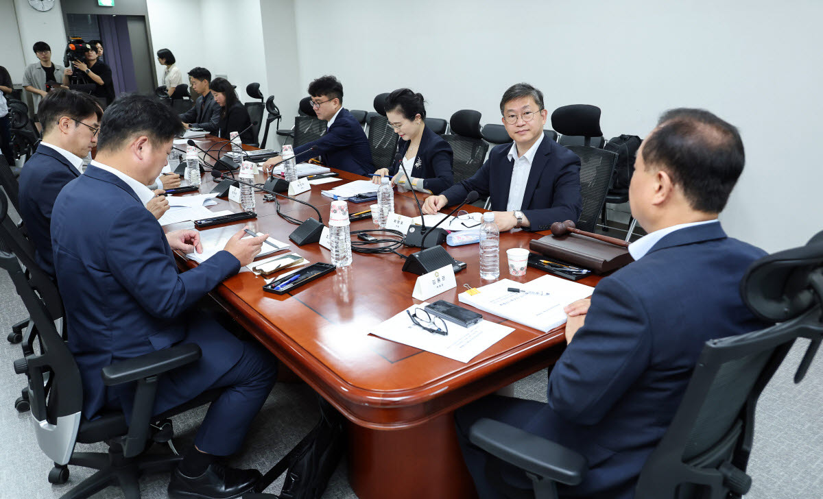 14일 국회 의원회관에서 열린 6·3 지방선거 투표용지 부족 사태를 수사하기 위한 '선거관리위원회 특검' 국민추천위원회 회의에서 김용관 위원장을 비롯한 위원들이 자료를 검토하고 있다.(사진=연합뉴스)