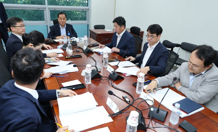 14일 국회 의원회관에서 열린 6·3 지방선거 투표용지 부족 사태를 수사하기 위한 '선거관리위원회 특검' 국민추천위원회 회의에서 위원들이 회의 시작을 기다리며 자료를 살피고 있다. (사진=연합뉴스)