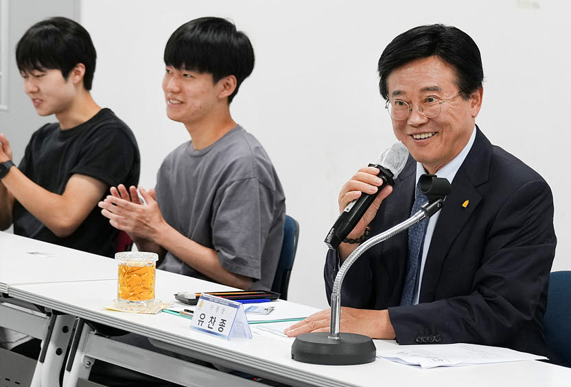 유찬종 종로구청장이 13일 '여름방학 대학생 행정체험단 간담회'에서 학생들과 대화를 하고 있다.  (사진=종로구)