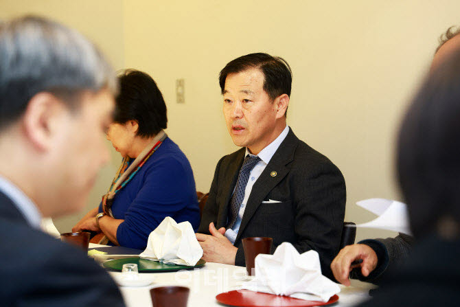 지난 10일 컨퍼런스 하우스 달개비에서 진행된 ‘지역·필수·공공의료 강화 협의체’ 회의에서 이형훈 복지부 제2차관이 발언하고 있는 모습.(사진=보건복지부)