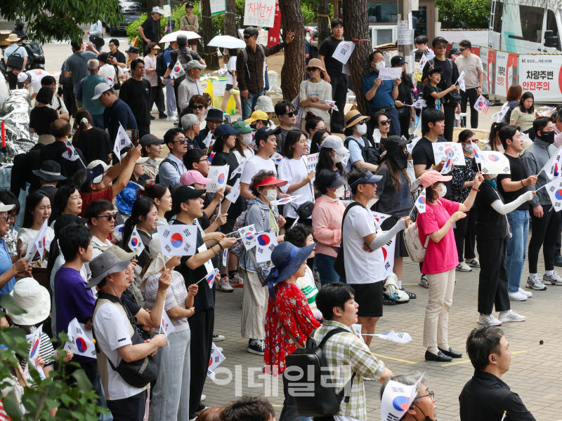 지난 14일 6·3 지방선거 투표용지 부족 사태를 규탄하는 개표소 봉쇄 시위가 10일째 이어지고 있는 14일 서울 송파구 올림픽공원 핸드볼경기장 일대에서 시위참가자들이 구호를 외치며 태극기를 흔들고 있다. (사진= 방인권 기자)