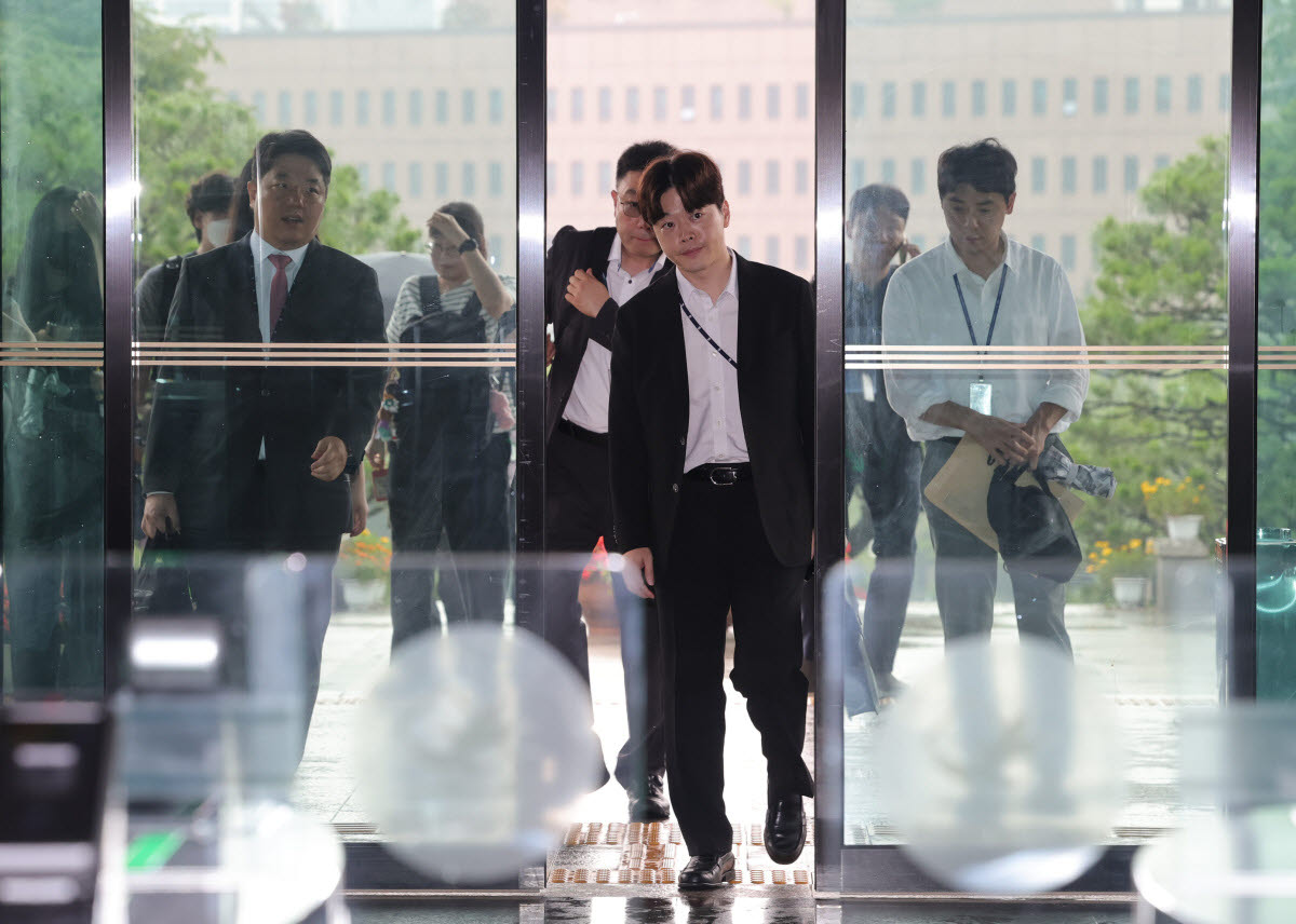 투표용지 부족 사태 진상 규명을 위한 검경 합동수사본부 관계자들이 지난달 23일 경기 과천 중앙선거관위원회에 압수수색을 위해 들어오고 있다.(사진=연합뉴스)