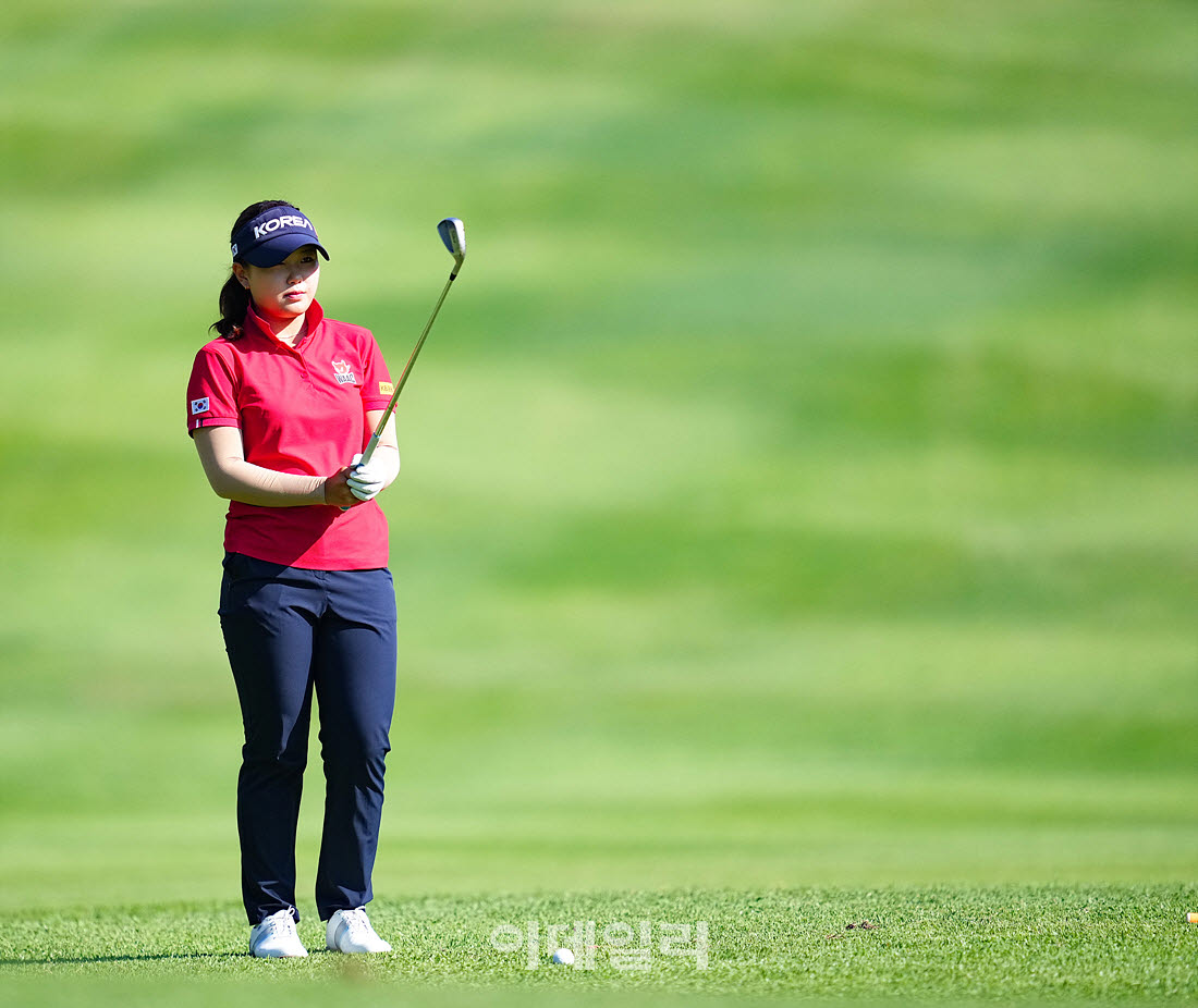 '제33회 송암배 아마추어골프선수권대회'최종라운드에서 국가대표 윤규리 1번홀에서 경기를 치르고 있다.