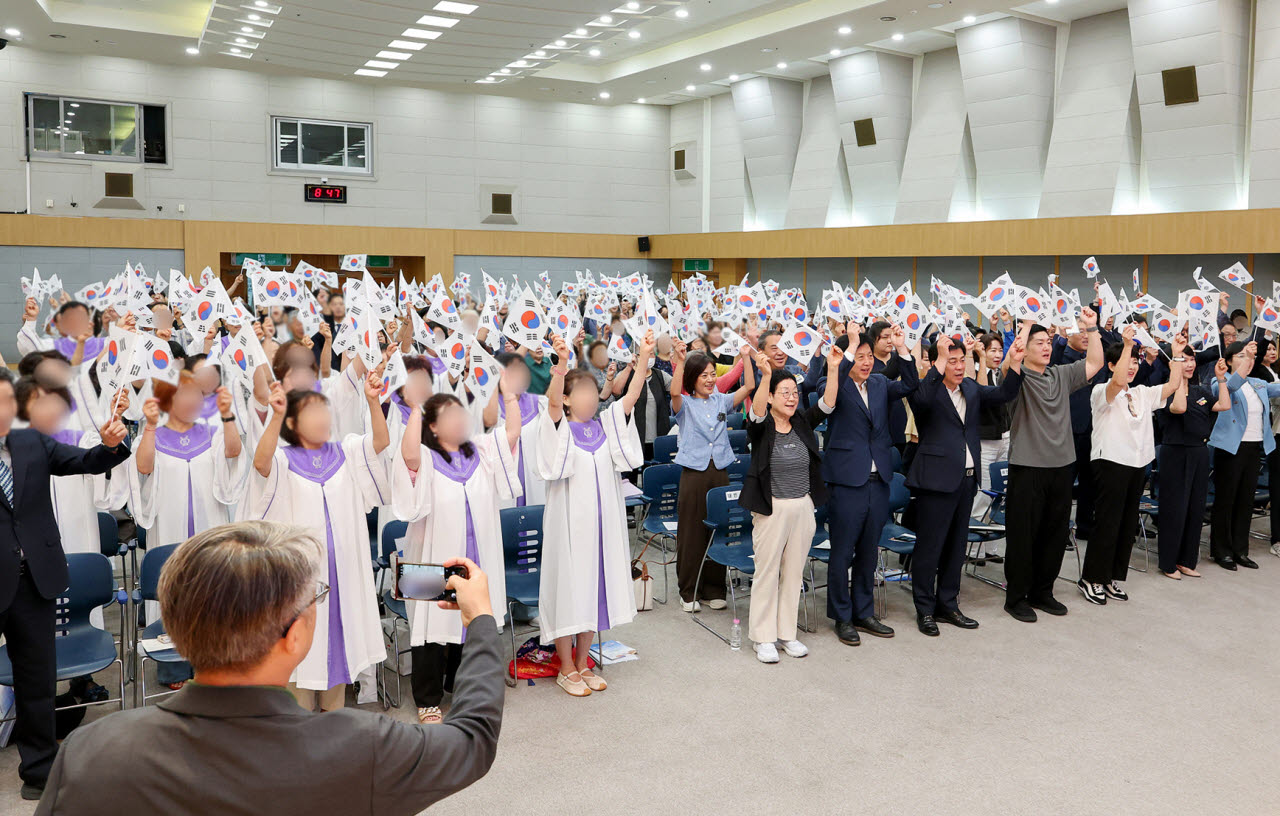 도봉구 광복절 조찬기도회에서 참석자들이 태극기를 들고 ‘대한 독립 만세’ 삼창을 하고 있다. (사진=도봉구)