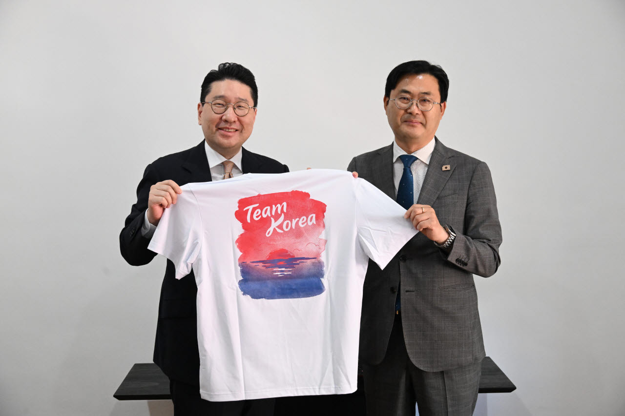 이상현(왼쪽) 2026 아이치·나고야 아시안게임 대한민국 선수단장이 이정문 국회의원(국회 문화체육관광위원회 간사)에게 선수단 티셔츠를 선물하고 있다. 사진=대한사이클연맹