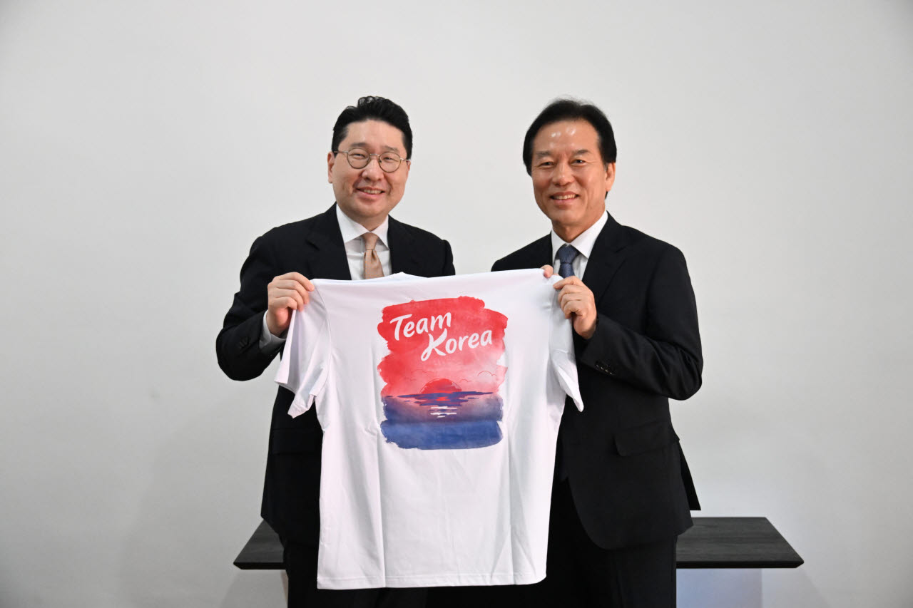 이상현(왼쪽) 2026 아이치·나고야 아시안게임 대한민국 선수단장이 정태호 국회의원(국회 예산결산특별위원회 간사)에게 선수단 티셔츠를 선물하고 있다. 사진=대한사이클연맹