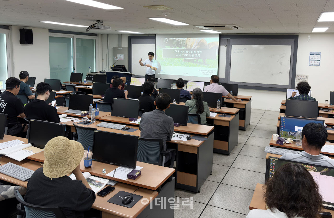 [포토] 전국한우협회, '자가 TMR 제조·이용 기술교육' 실시