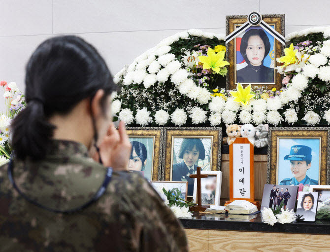 지난해 5월 공군 성폭력 피해자 고(故) 이예람 중사 1주기를 하루 앞두고 오전 경기도 성남시 국군수도병원 장례식장에서 열린 추모의 날에서 추모객이 고인을 추모하고 있다. (사진=연합뉴스)