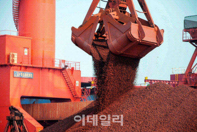 철광석을 하적하는 모습 (사진=AFP)