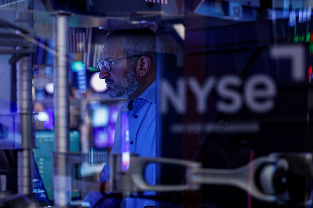 지난 7일(현지시간) 미국 뉴욕증권거래소(NYSE)에서 한 트레이더가 업무를 보고 있다. (사진=로이터)