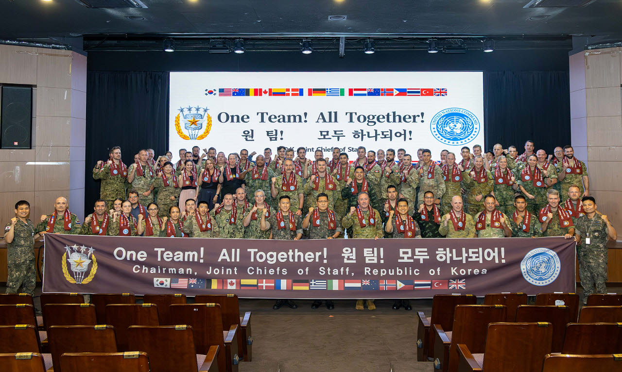 합동참모본부가 지난 12일 전쟁기념관에서 개최한 '을지 자유의 방패(UFS)' 연습 참가 유엔군사령부 회원국 증원 장병 우호 증진 행사에서 참석자들이 기념촬영을 하고 있다. (사진=합참)