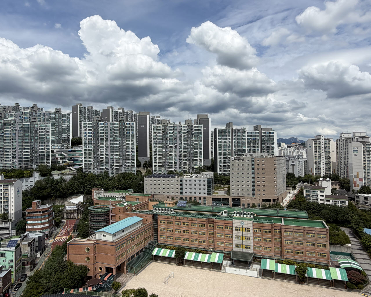 서울 성북구 동소문동에 위치한 돈암초등학교 너머 한신한진아파트 단지가 위치해 있다. (사진=정윤지 기자)
