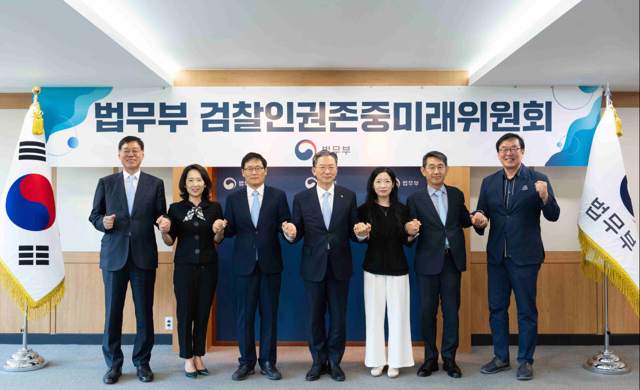 정성호 법무부 장관(왼쪽에서 네 번째)이 6월 10일 검찰인권존중미래위원회 위원들과 기념사진을 촬영하고 있다.(사진=법무부)