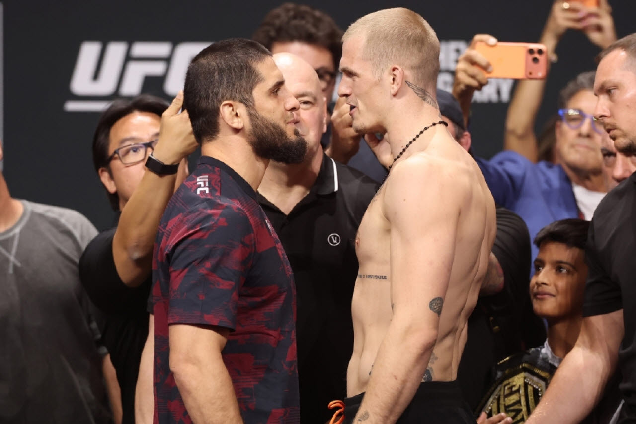 UFC 웰터급 챔피언 이슬람 마카체프(왼쪽)와 도전자 이안 마샤두 개리가 계체를 마친 뒤 신경전을 벌이고 있다. 사진=UFC