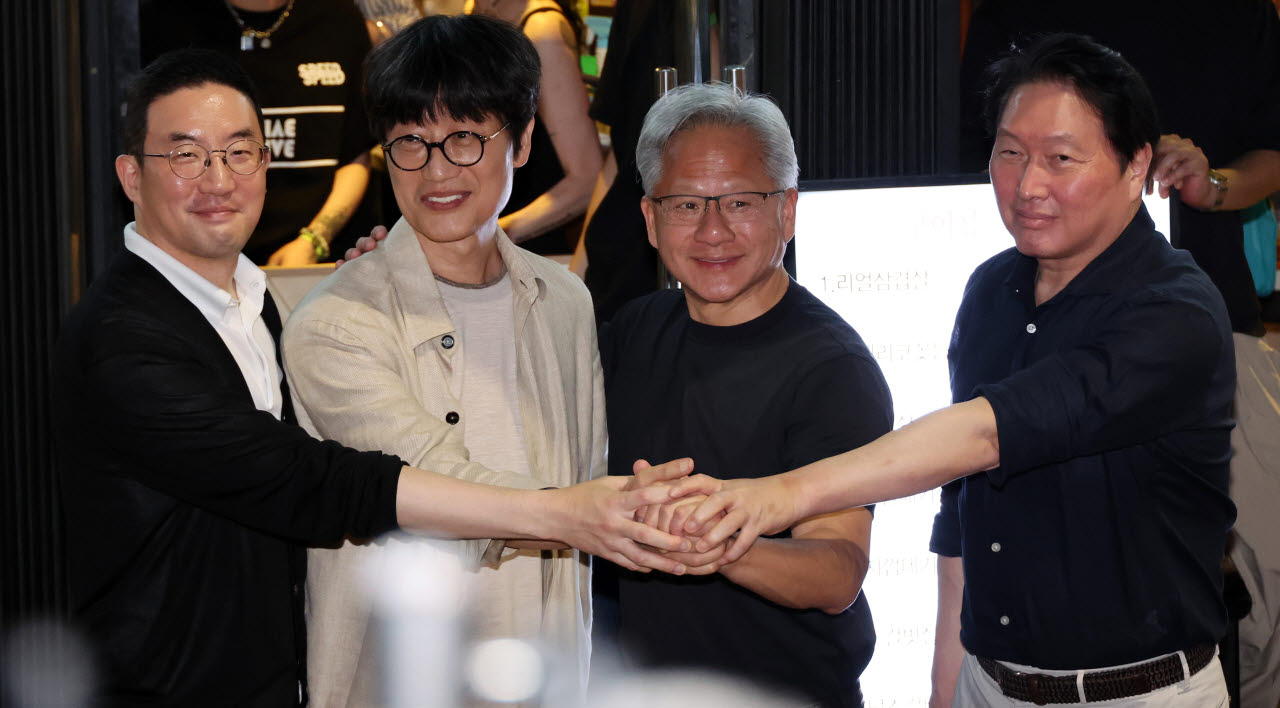 젠슨 황 엔비디아 최고경영자(CEO)와 최태원 SK그룹 회장, 구광모 LG그룹 회장, 이해진 네이버 의장이 지난 6월 5일 서울 마포구 홍대 인근 삼겹살 음식점 '형님 저요'에서 이른바 '삼소(삼겹살·소주) 회동’을 갖고 있다. (사진=이데일리 이영훈 기자)