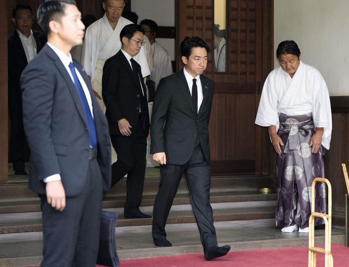 고이즈미 신지로 일본 방위상이 한국 광복절이자 일본 패전일인 15일 오전 야스쿠니 신사를 참배하고 있다. 일본 현직 각료로는 7년 연속이다.(연합뉴스)