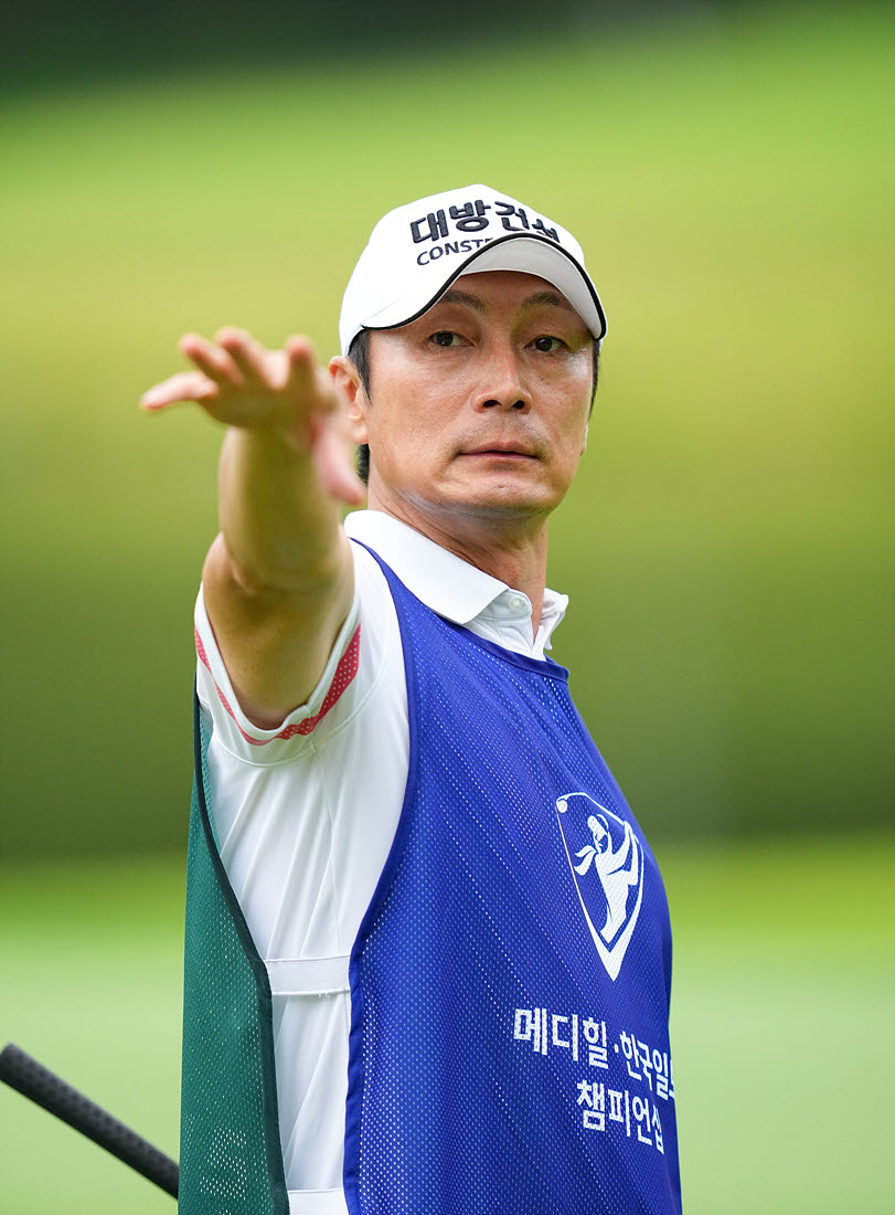 류연진 대표가 갤러리를 통제하고 있다.