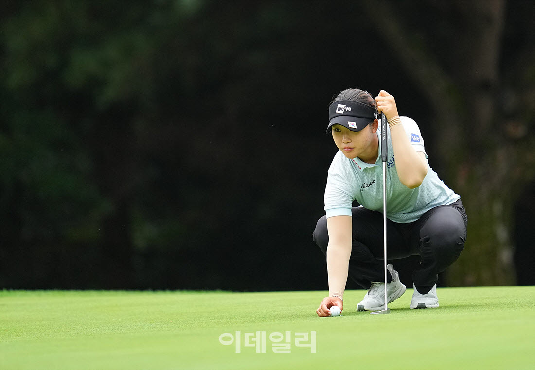 [이데일리 골프IN(포천)=조원범 기자] ‘메디힐 한국일보 챔피언십’ 3라운드 1번홀에서 김민솔(두산건설 위브)이 경기를 치르고 있다.