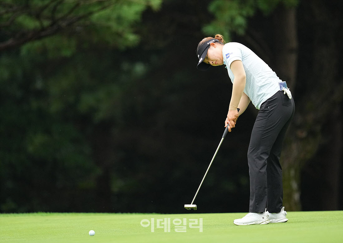 [이데일리 골프IN(포천)=조원범 기자] ‘메디힐 한국일보 챔피언십’ 3라운드 1번홀에서 김민솔(두산건설 위브)이 경기를 치르고 있다.