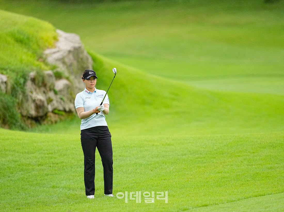 [이데일리 골프IN(포천)=조원범 기자] ‘메디힐 한국일보 챔피언십’ 3라운드 9번홀에서 김민솔(두산건설 위브)이 경기를 치르고 있다.