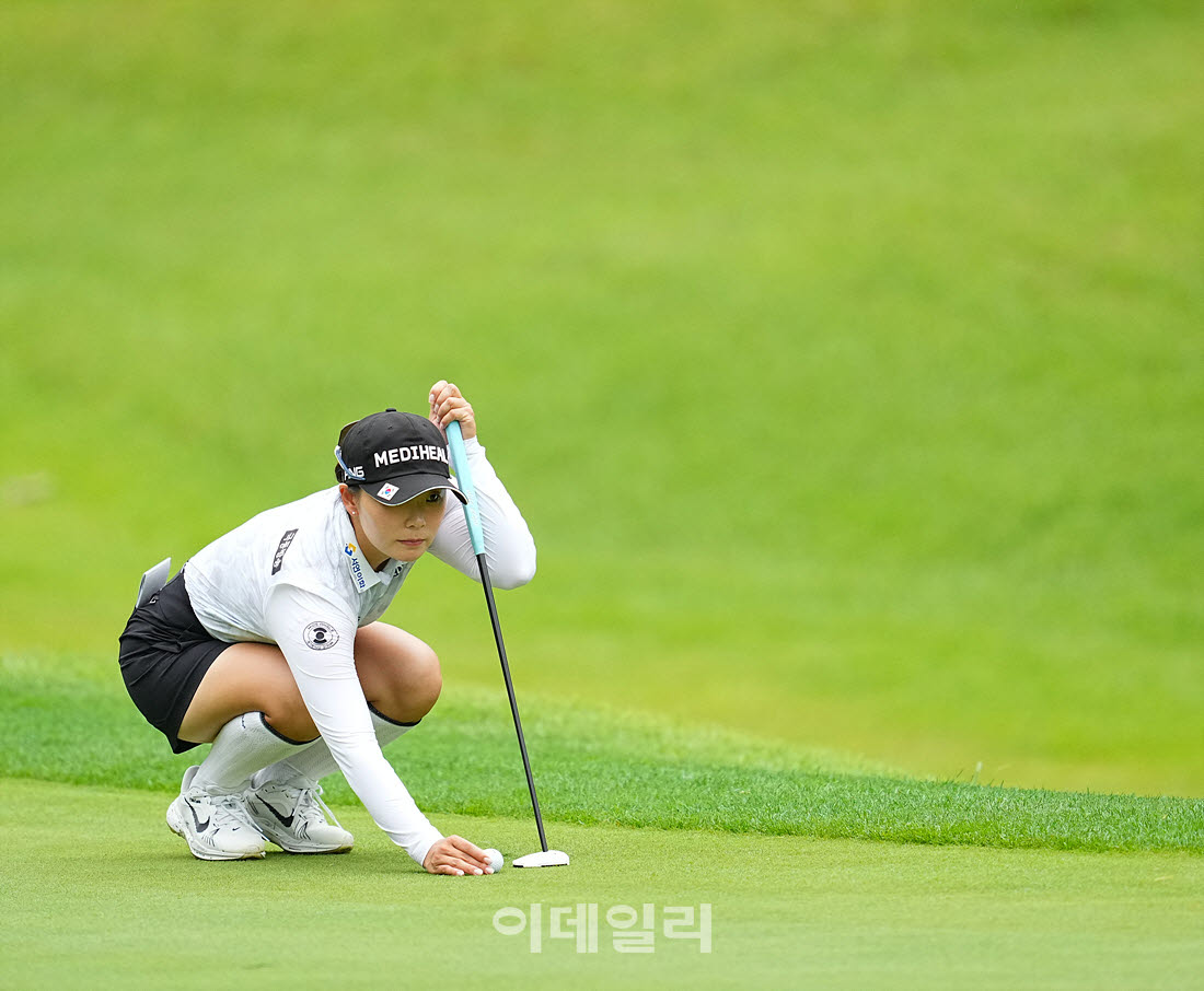 [이데일리 골프IN(포천)=조원범 기자] ‘메디힐 한국일보 챔피언십’ 3라운드 1번홀에서 이다연(메디힐)이 경기를 치르고 있다.