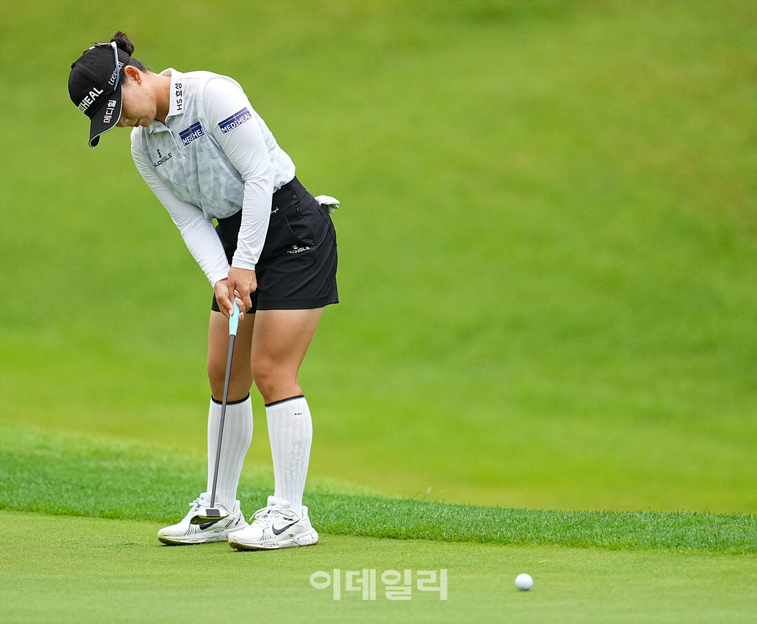 [이데일리 골프IN(포천)=조원범 기자] ‘메디힐 한국일보 챔피언십’ 3라운드 1번홀에서 이다연(메디힐)이 경기를 치르고 있다.