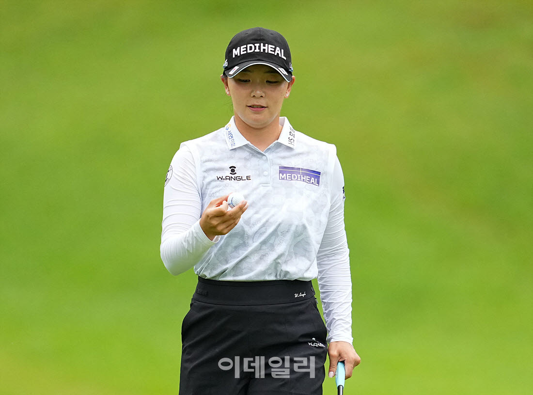 [이데일리 골프IN(포천)=조원범 기자] ‘메디힐 한국일보 챔피언십’ 3라운드 1번홀에서 이다연(메디힐)이 경기를 치르고 있다.