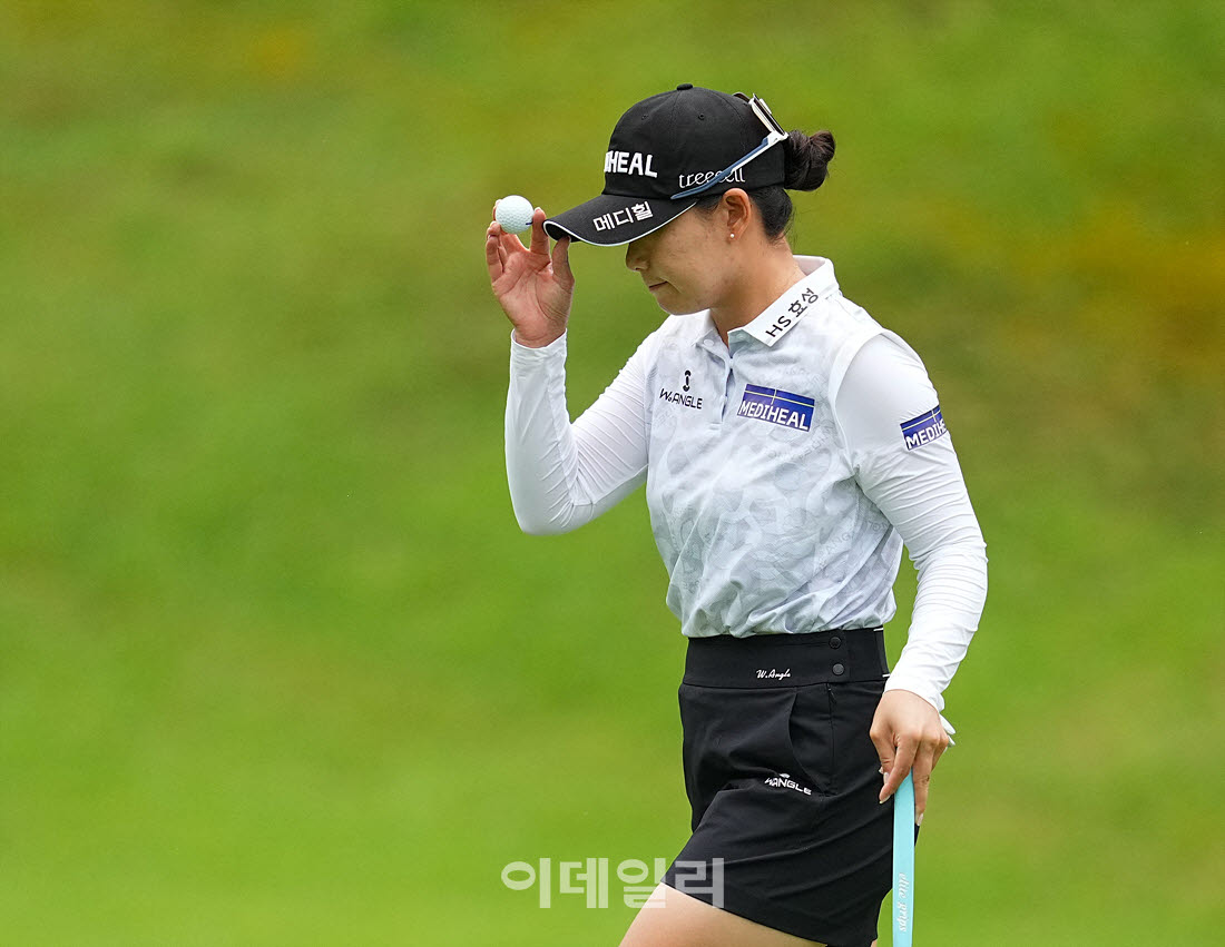 [이데일리 골프IN(포천)=조원범 기자] ‘메디힐 한국일보 챔피언십’ 3라운드 1번홀에서 이다연(메디힐)이 경기를 치르고 있다.