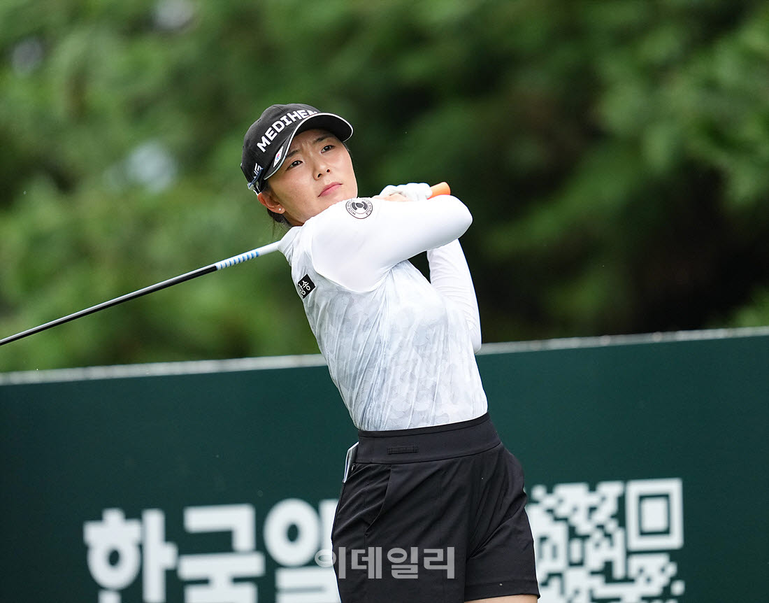 [이데일리 골프IN(포천)=조원범 기자] ‘메디힐 한국일보 챔피언십’ 3라운드 2번홀에서 이다연(메디힐)이 경기를 치르고 있다.