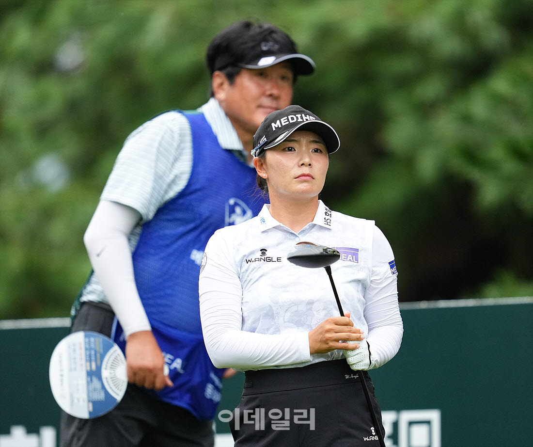 [이데일리 골프IN(포천)=조원범 기자] ‘메디힐 한국일보 챔피언십’ 3라운드 2번홀에서 이다연(메디힐)이 경기를 치르고 있다.