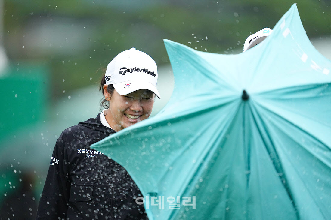 [이데일리 골프IN(포천)=조원범 기자] ‘메디힐 한국일보 챔피언십’ 3라운드 10번홀에서 조정민이 출발하고 있다.