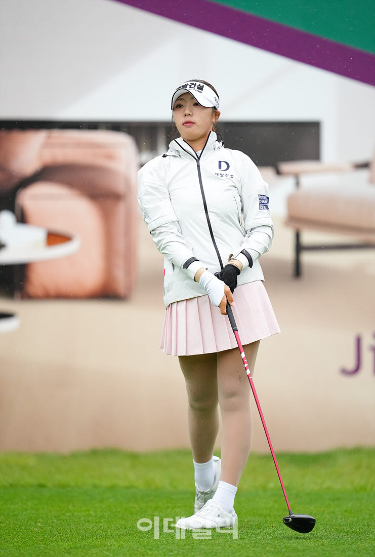 [이데일리 골프IN(포천)=조원범 기자] ‘메디힐 한국일보 챔피언십’ 3라운드 1번홀에서 아마추어 양아연이 경기를 치르고 있다.