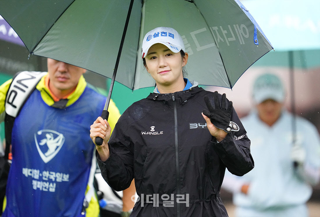 [이데일리 골프IN(포천)=조원범 기자] ‘메디힐 한국일보 챔피언십’ 3라운드 10번홀에서 이세희(삼천리)가 출발하며 반갑게 인사하고 있다.