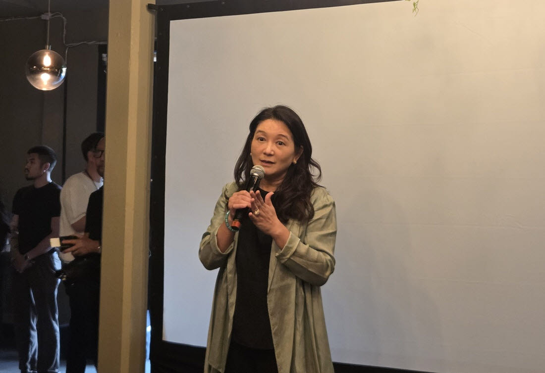 김숙영 미국 UCLA 연극영화대학 교수가 13일(현지시간) 미국 로스앤젤레스 코리아타운 한식당 '단비'에서 열린 CJ그룹 'K콘텐츠 전문가 미팅'에서 '일상이 된 K, 잘파세대와 K라이프스타일 소비 트렌드'를 주제로 발표하고 있다. (사진=한전진 기자)