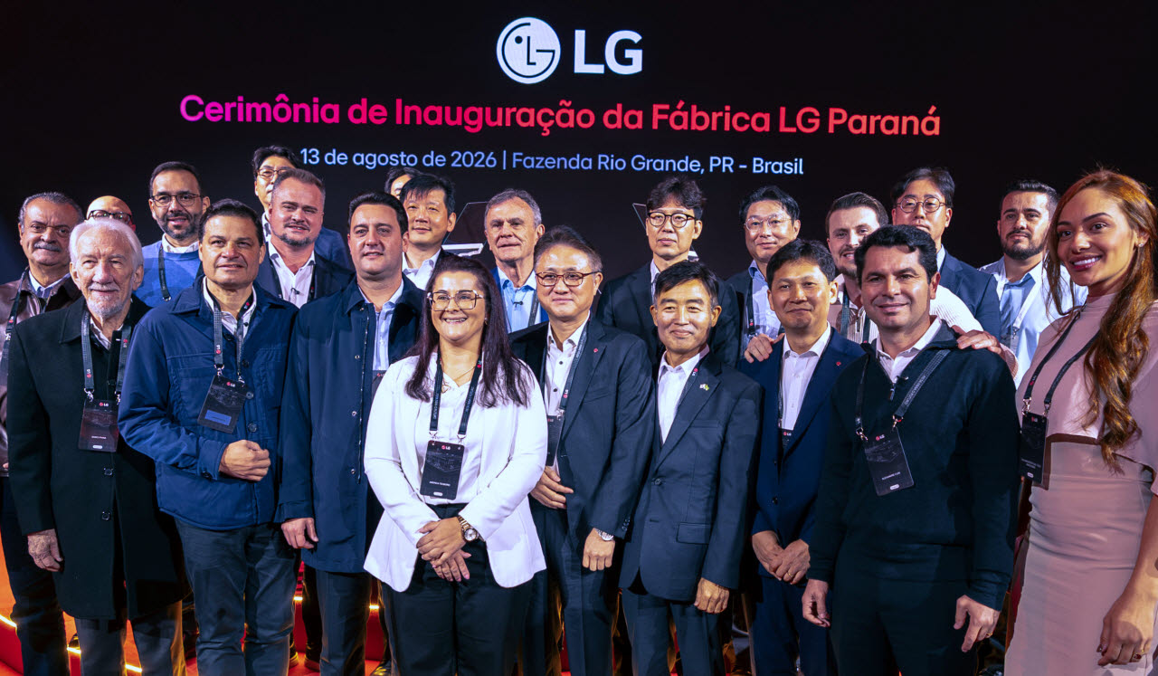 13일(현지시간) 열린 LG전자 파라나주 가전공장 가동식에서 주요 참석자들이 기념 촬영을 하고 있다. 앞줄 왼쪽 3번째 라치뉴 주니어(Carlos Massa Ratinho Junior) 파라나주지사, 5번째부터 송성원 LG전자 중남미지역대표, 채영환 주브라질 총영사, 김재일 LG전자 키친솔루션사업부장. (사진=LG전자)