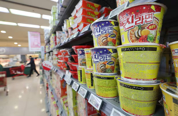 서울 한 대형마트에 진라면 컵라면이 진열돼 있다. (사진=뉴스1).