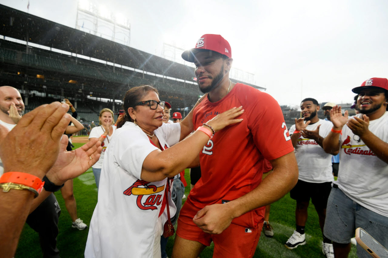 MLB 데뷔전에서 3연타석 홈런을 때린 조슈아 바에스가 경기 후 어머니를 비롯한 가족들로부터 축하를 받고 있다. 사진=AP PHOTO