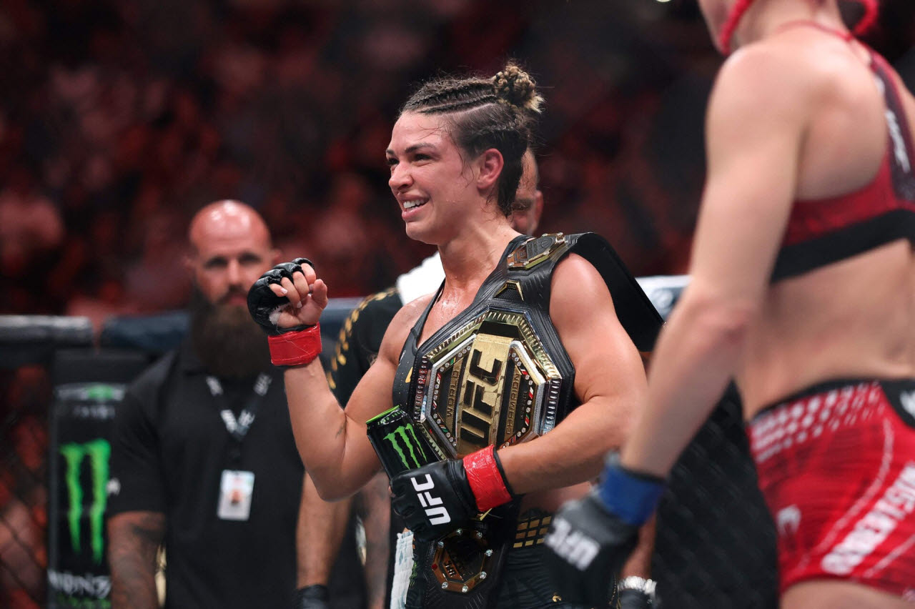 UFC 여성 스트로급 챔피언 맥켄지 던이 1차 방어에 성공한 뒤 챔피언벨트를 들고 기뻐하고 있다. 사진=AFPBBNews
