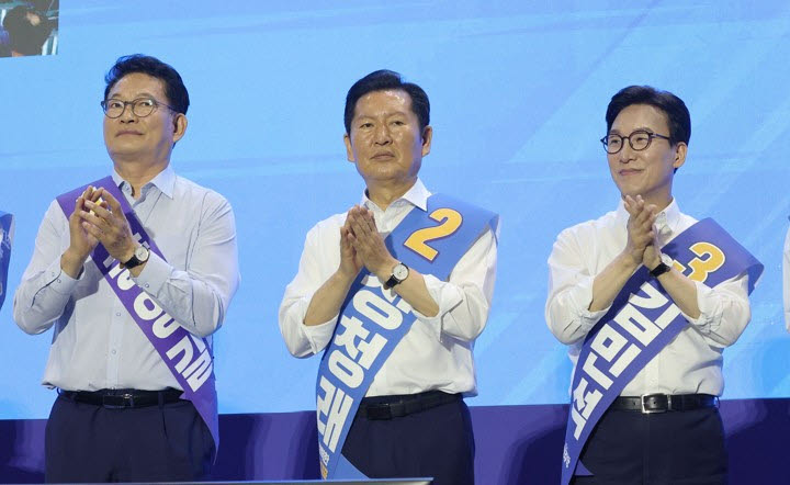 더불어민주당 김민석·정청래·송영길 당 대표 후보가 15일 경기 수원시 수원종합운동장 실내체육관에서 열린 민주당 대표·최고위원 경기 합동연설회에 참석해 기념 촬영을 하고 있다. (사진=연합뉴스)