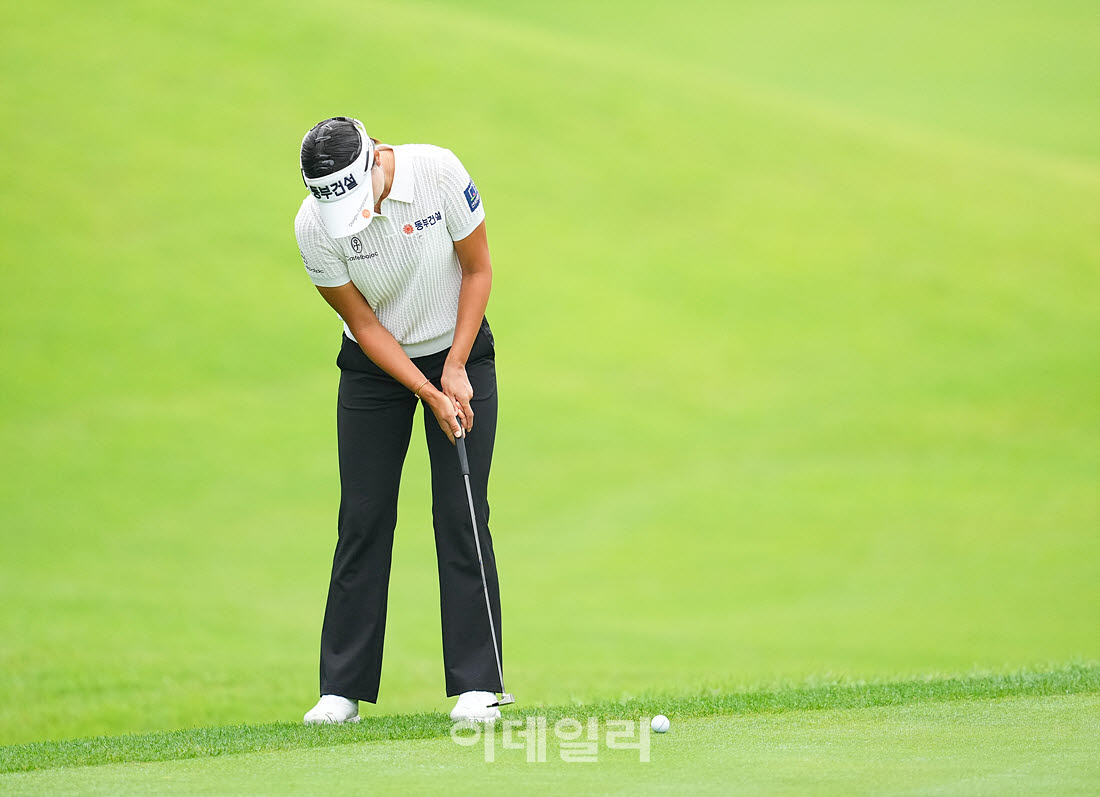 [이데일리 골프IN(포천)=조원범 기자] ‘메디힐 한국일보 챔피언십’ 최종라운드 1번홀에서 문정민(동부건설)이 경기를 치르고 있다.
